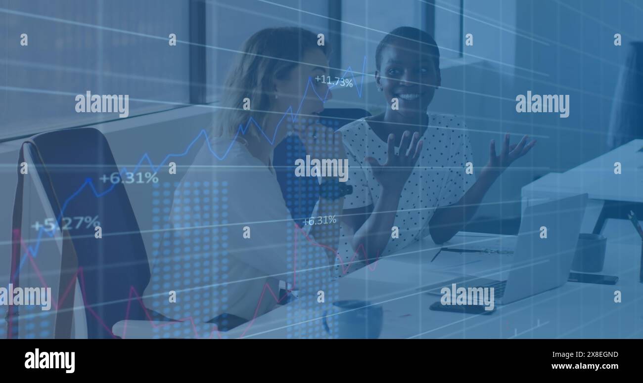 Image de plusieurs graphiques avec des nombres changeants, diverses collègues de travail discutant sur le bureau Banque D'Images