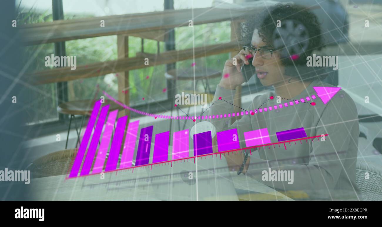 Image de flèche sur le graphique tombant et véhicule sur la rue, homme biracial parlant sur téléphone portable Banque D'Images