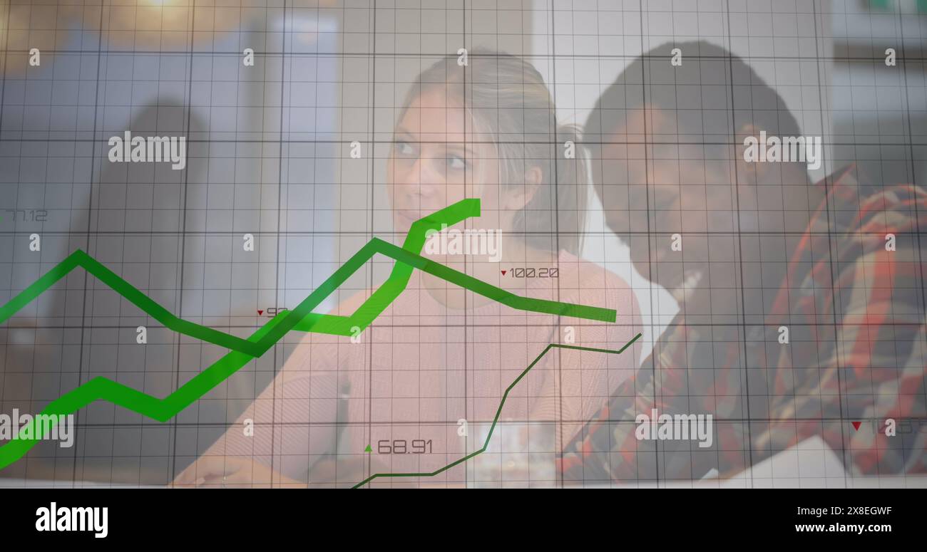 Image de graphiques et de chiffres changeants sur divers collègues partageant des idées au bureau Banque D'Images