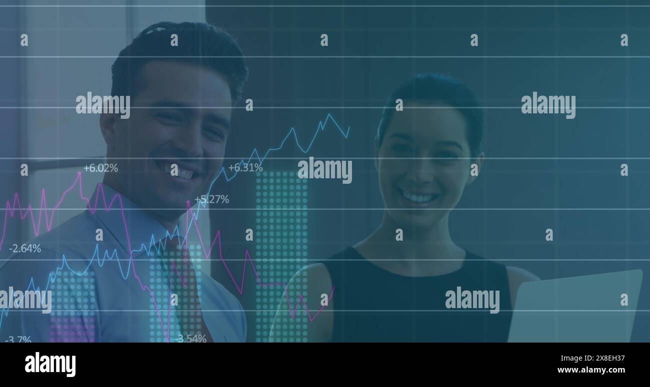 Image du traitement des données contre divers hommes d'affaires et femmes d'affaires discutant sur un ordinateur portable Banque D'Images