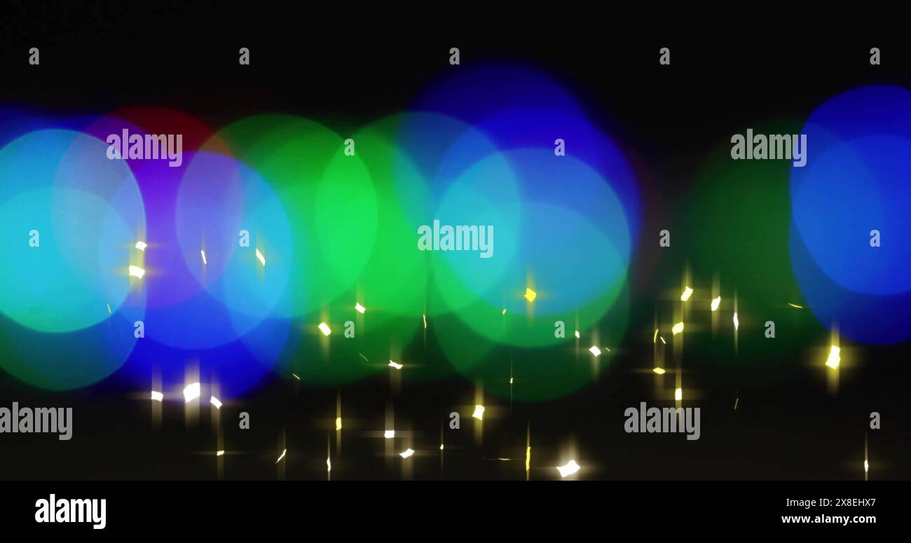 Image de lumières incandescentes et de taches de lumière sur fond noir Banque D'Images