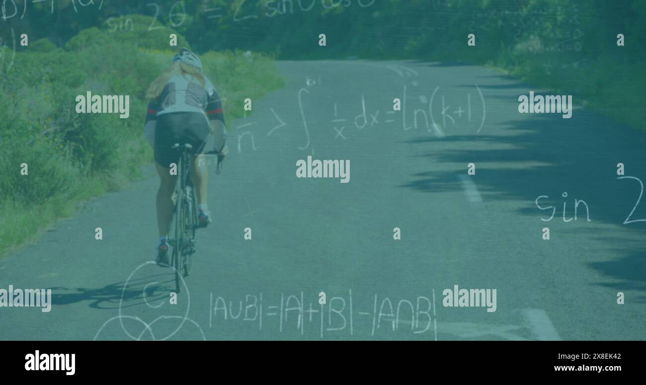 Image d'équations mathématiques sur la vue arrière d'une cycliste de femme conduisant une bicyclette dans la rue Banque D'Images