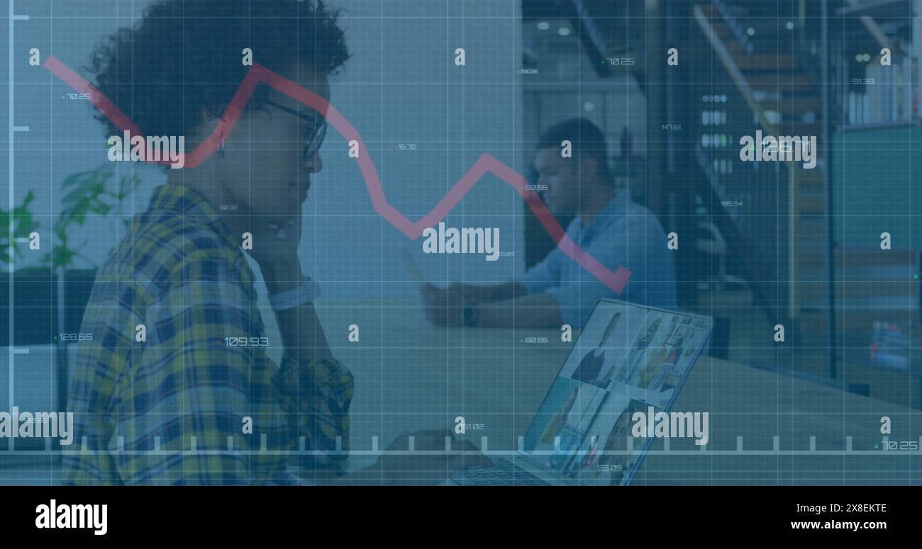 Image du graphique et des chiffres changeants sur divers collègues discutant des rapports sur l'appel image Banque D'Images