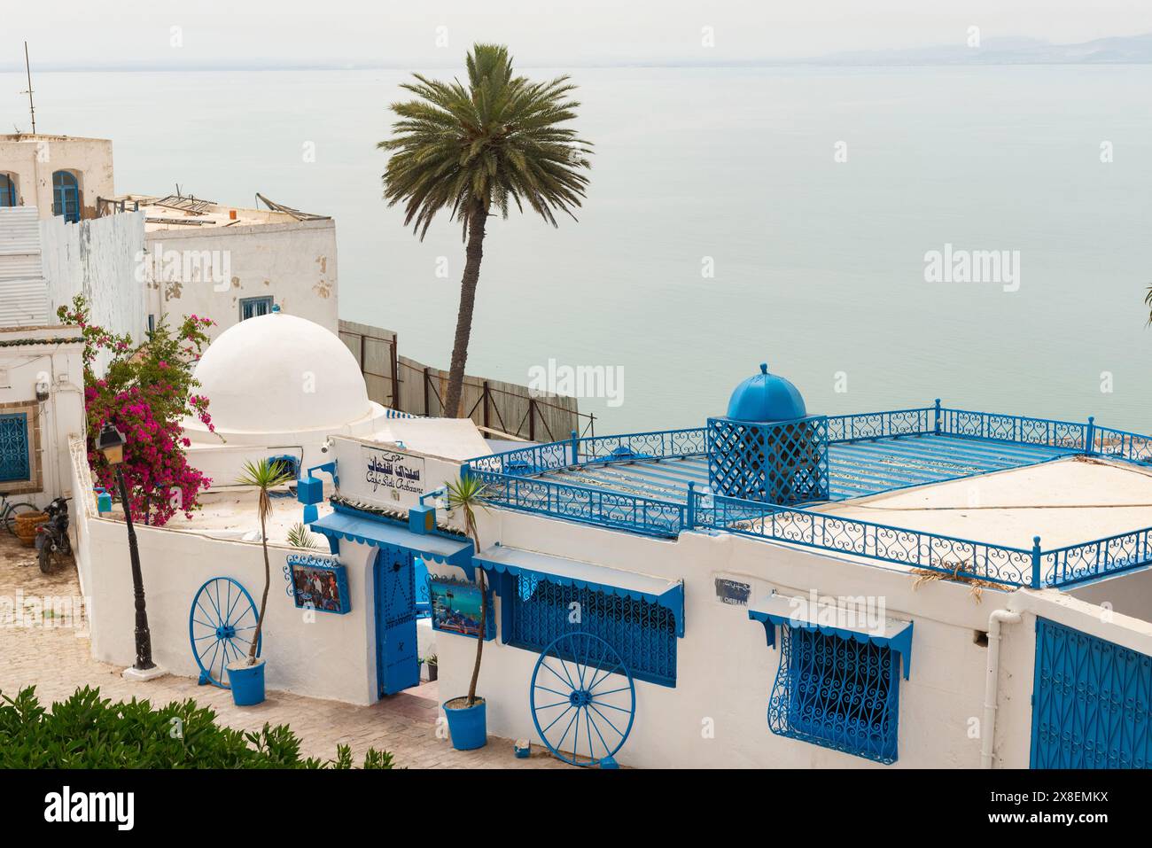 Sidi Bou Said, Tunisie. 17 mai 2024. Cafè des DÈlices ou Cafè Sidi Chabaane le plus célèbre Cafè de Sidi Bou Said, l'un des meilleurs endroits pour boire un café avec une vue imprenable sur le port et la Méditerranée, Tunisie. Crédit : SOPA images Limited/Alamy Live News Banque D'Images Sidi Bou Said, Tunisie. 17 mai 2024. Cafè des DÈlices ou Cafè Sidi Chabaane le plus célèbre Cafè de Sidi Bou Said, l'un des meilleurs endroits pour boire un café avec une vue imprenable sur le port et la Méditerranée, Tunisie. Crédit : SOPA images Limited/Alamy Live News Banque D'Images