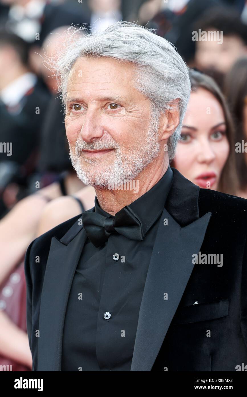 Cannes, France. 24 mai 2024. CANNES - 24 MAI : Antoine de Caunes assiste à l'avant-première de la 77e édition du Festival de Cannes le 24 mai 2024 au Palais des Festivals de Cannes. (Photo de Lyvans Boolaky/ÙPtertainment/Sipa USA) crédit : Sipa USA/Alamy Live News Banque D'Images