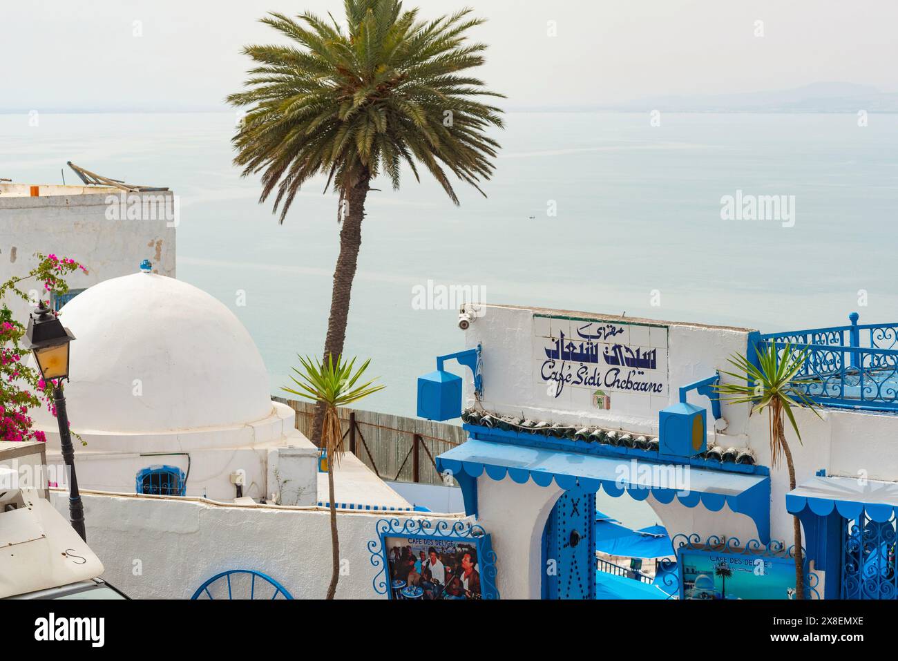 Sidi Bou Said, Tunisie. 17 mai 2024. Cafè des DÈlices ou Cafè Sidi Chabaane le plus célèbre Cafè de Sidi Bou Said, l'un des meilleurs endroits pour boire un café avec une vue imprenable sur le port et la Méditerranée, Tunisie. (Photo de John Wreford/SOPA images/SIPA USA) crédit : SIPA USA/Alamy Live News Banque D'Images Sidi Bou Said, Tunisie. 17 mai 2024. Cafè des DÈlices ou Cafè Sidi Chabaane le plus célèbre Cafè de Sidi Bou Said, l'un des meilleurs endroits pour boire un café avec une vue imprenable sur le port et la Méditerranée, Tunisie. (Photo de John Wreford/SOPA images/SIPA USA) crédit : SIPA USA/Alamy Live News Banque D'Images