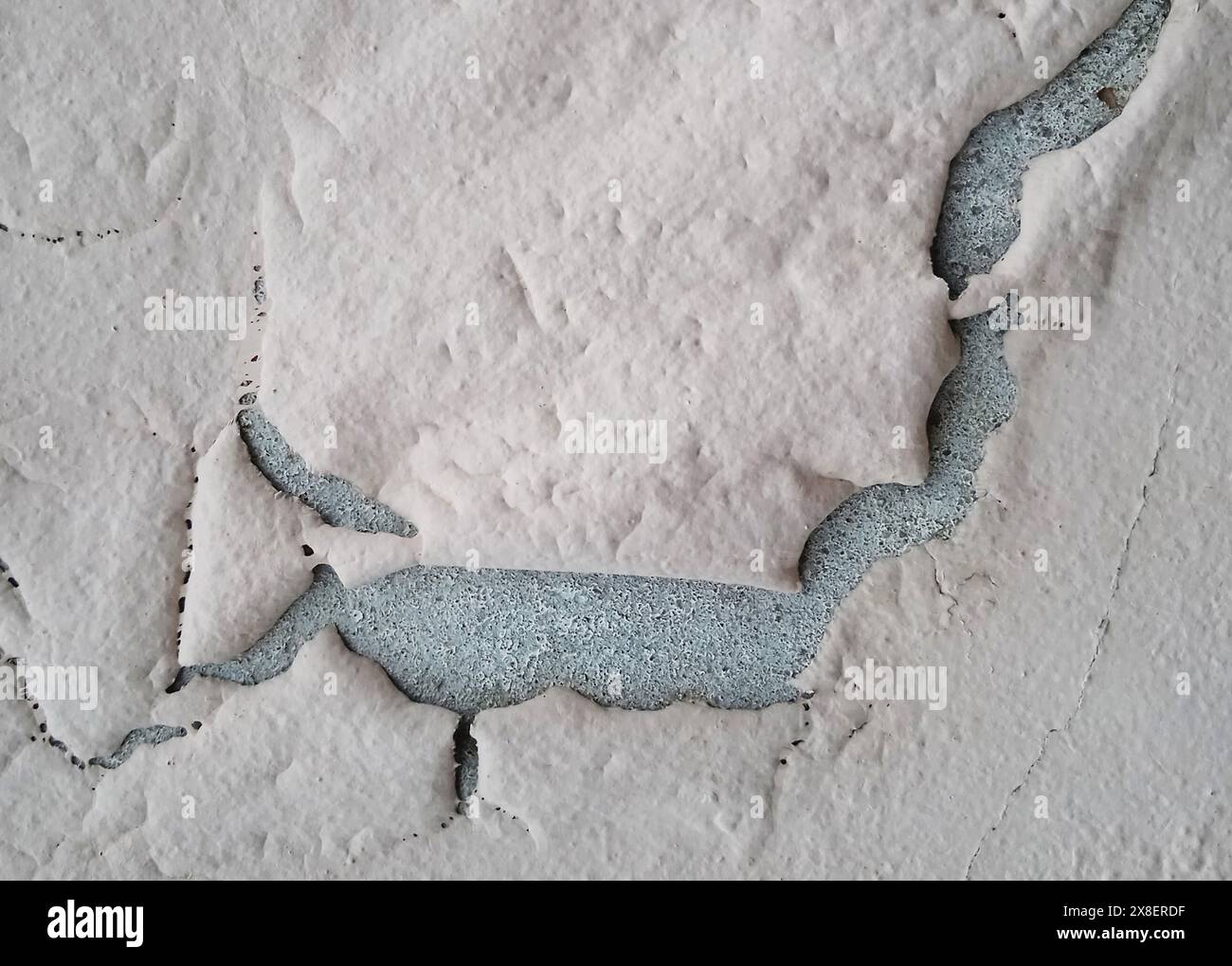 ciment fissuré recouvert d'une surface de ciment grise comme arrière-plan pour la conception Banque D'Images