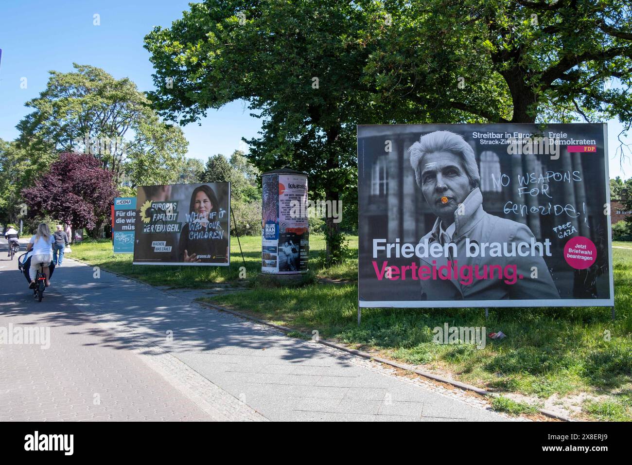 Beschmierte Wahlplakte von FDP und Bündnis90/Die Grünen für die bevorstehenden Wahlen zum Europäischen Parlament in Berlin-Prenzlauer Berg. Alle Plakate wurden mit pro-palästinensischen slogans bemalt. / Affiches électorales graffinées du FDP et de Bündnis90/Die Grünen pour les prochaines élections européennes à Berlin-Prenzlauer Berg. Toutes les affiches étaient peintes avec des slogans pro-palestiniens. Wahlplakate à Berlin *** affiches électorales graffinées du FDP et de Bündnis90 Die Grünen pour les prochaines élections du Parlement européen à Berlin Prenzlauer Berg toutes les affiches ont été peintes avec des affiches pro-palestiniennes Banque D'Images