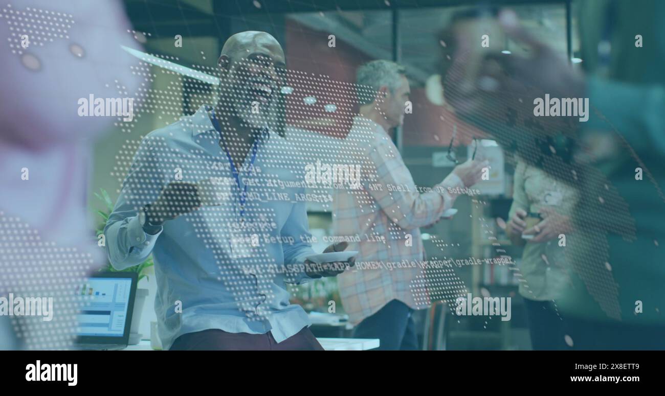 L'image montre un groupe de gens d'affaires divers discutant du travail lors d'une réunion dans un offi moderne Banque D'Images