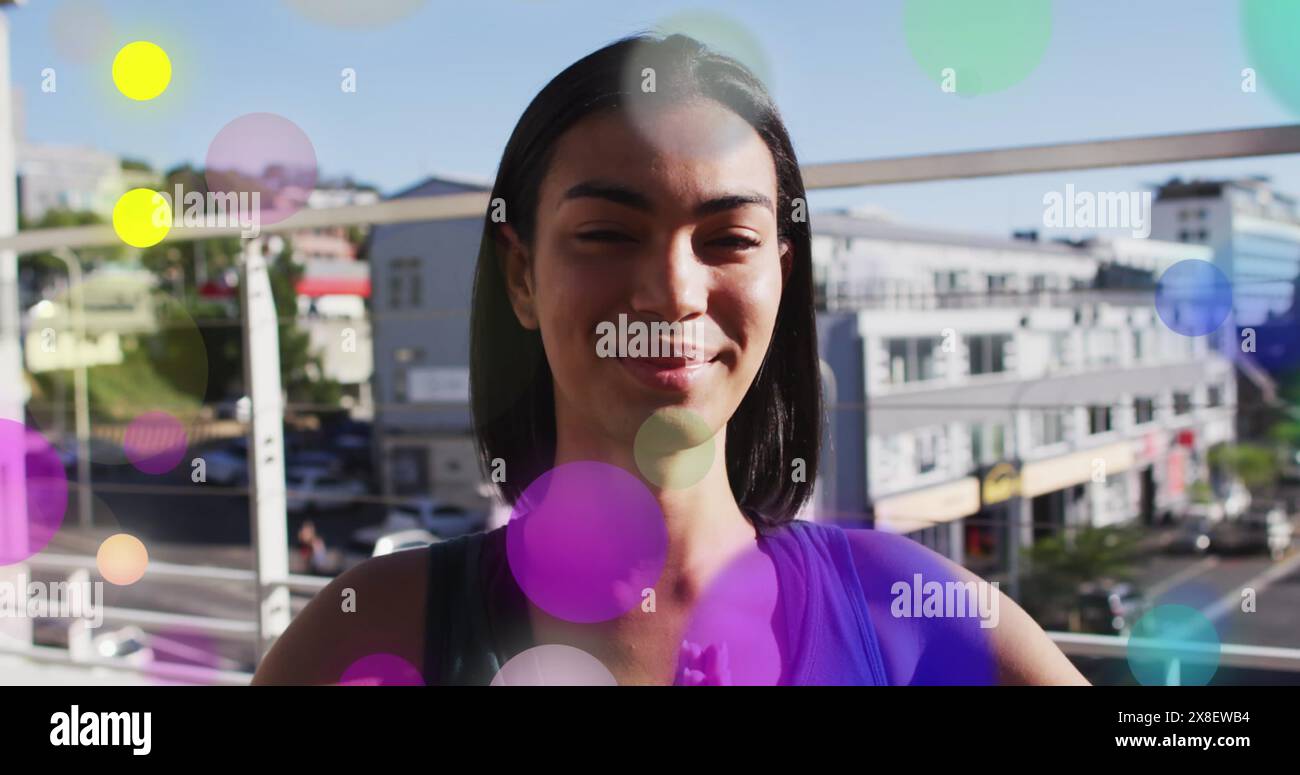 Image de lumières brillantes sur une femme biraciale pratiquant le yoga Banque D'Images