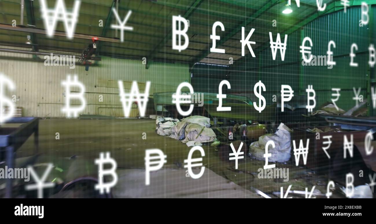 Image de l'interface avec plusieurs symboles monétaires contre la ferraille industrielle dans l'entrepôt Banque D'Images