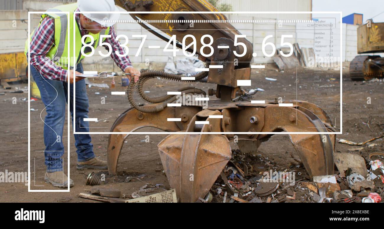 Image du traitement des données contre un superviseur masculin caucasien inspectant une machine de levage hydraulique Banque D'Images