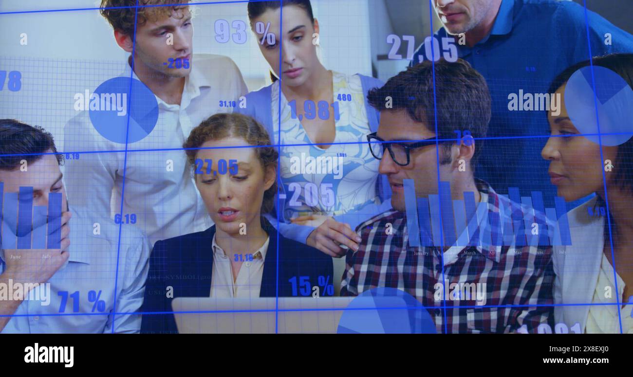 Image de graphiques avec des chiffres changeants sur divers collègues partageant des idées au bureau Banque D'Images