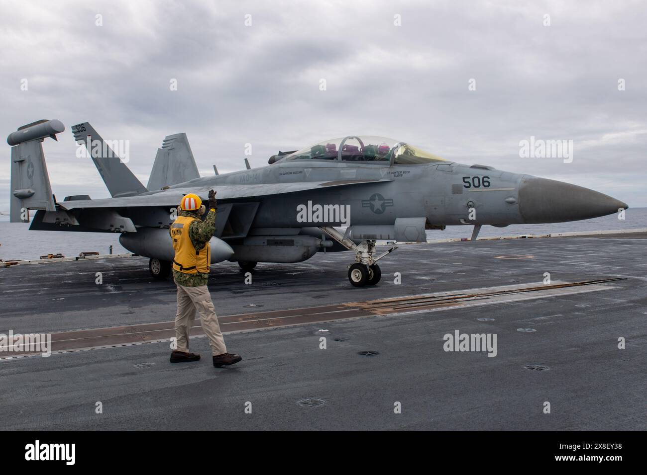 PHILIPPINE SEA (24 mai 2024) le compagnon du chef de l’aviation Boatswain (manutention des aéronefs) Terry Keyes, de Bay Springs, Mississippi, dirige un EA-18G Growle Banque D'Images