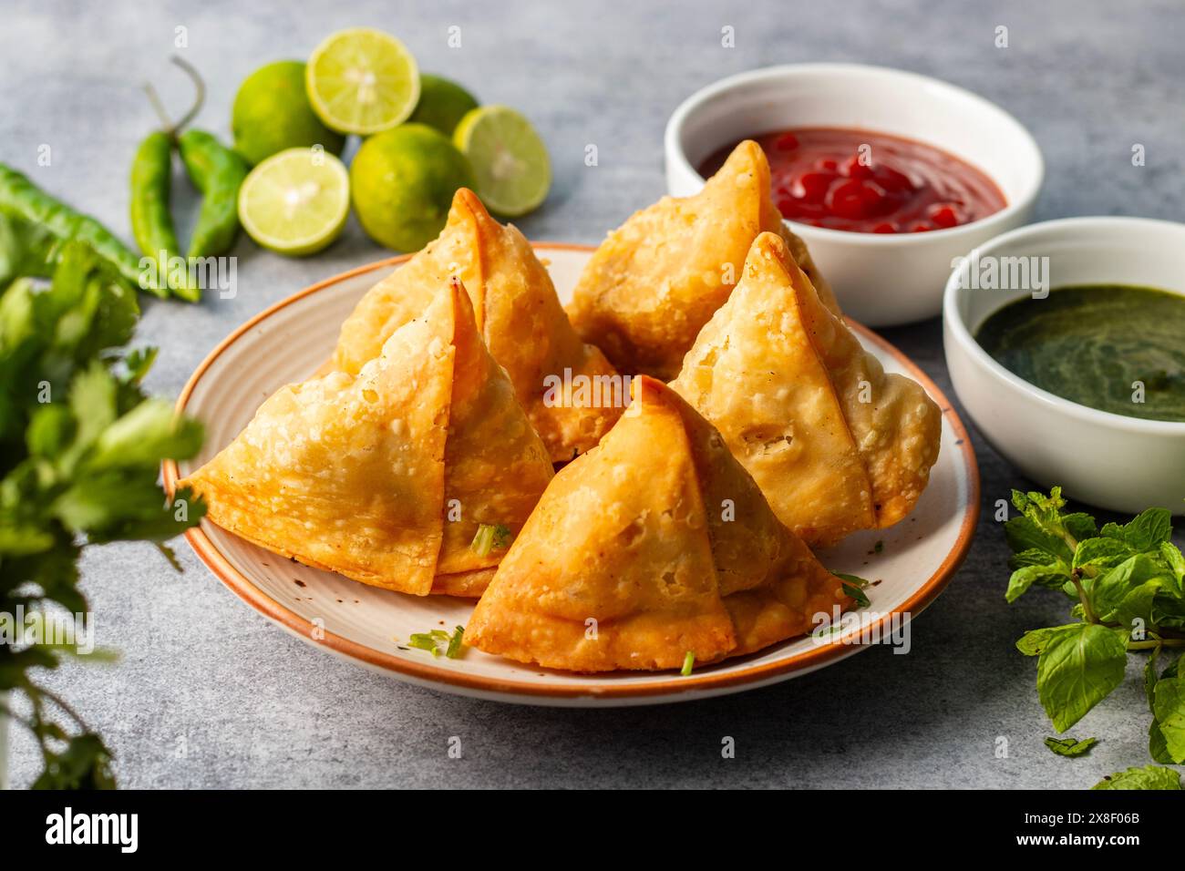 Sélection Focus Samosa, pâtisserie aux pommes de terre épicées, croustillante, salée et populaire en-cas indien servi avec des thés chutney à la tomate et à la menthe. Banque D'Images