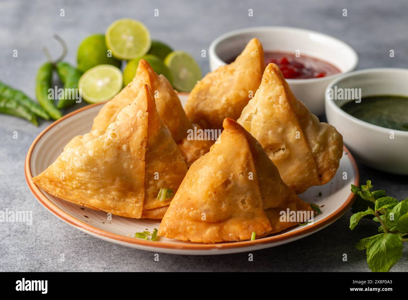 Sélection Focus Samosa, pâtisserie aux pommes de terre épicées, croustillante, salée et populaire en-cas indien servi avec des thés chutney à la tomate et à la menthe. Banque D'Images