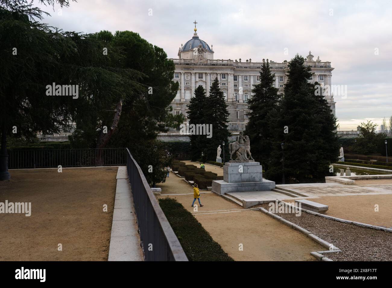 Madrid, Espagne. 13 février 2024 - les jardins Sabatini, avec le Palais Royal en arrière-plan. Banque D'Images