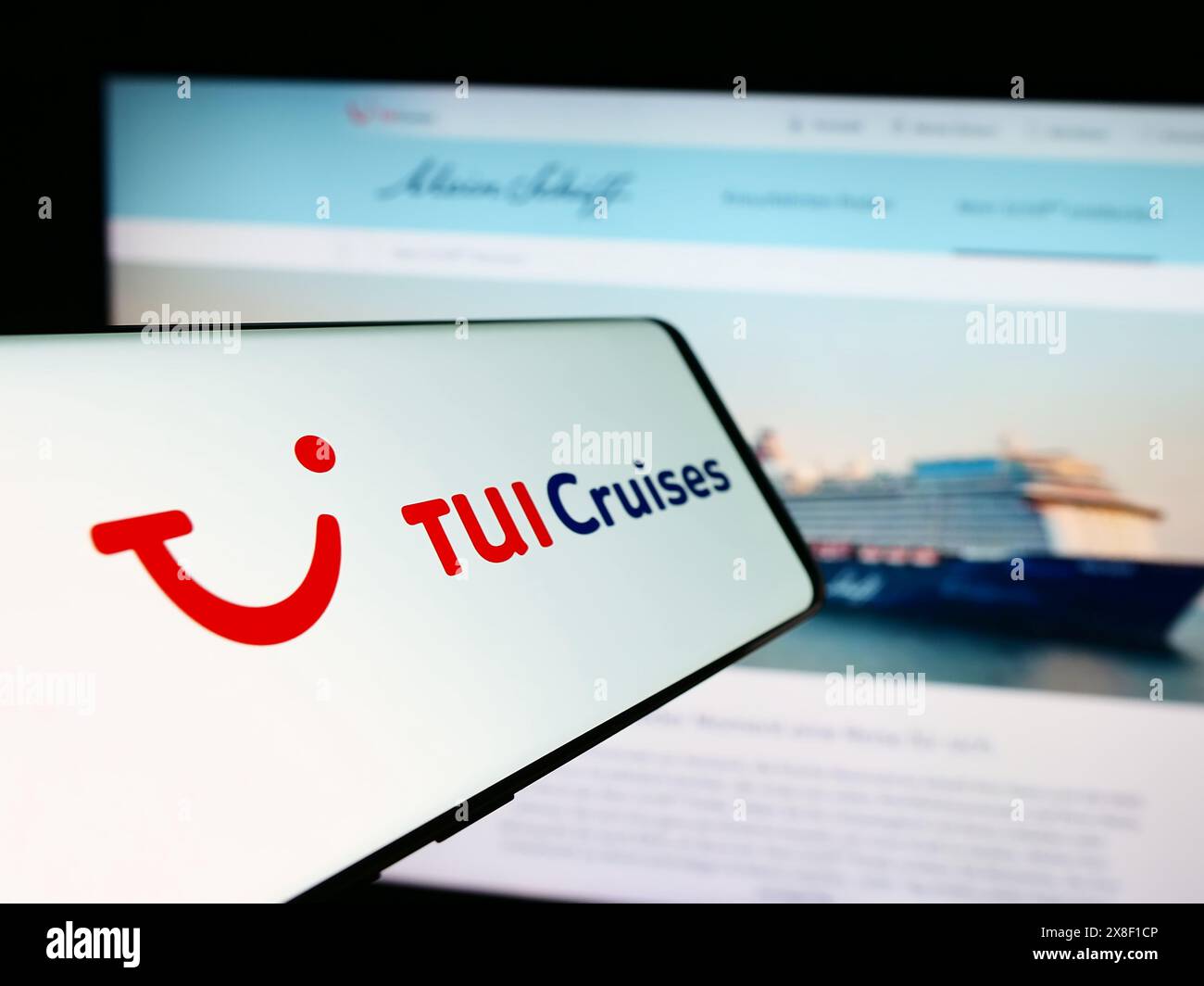 Smartphone avec logo de la compagnie allemande de croisières TUI Cruises GmbH (Mein Schiff) en face du site Web de l'entreprise. Concentrez-vous sur le centre de l'écran du téléphone. Banque D'Images