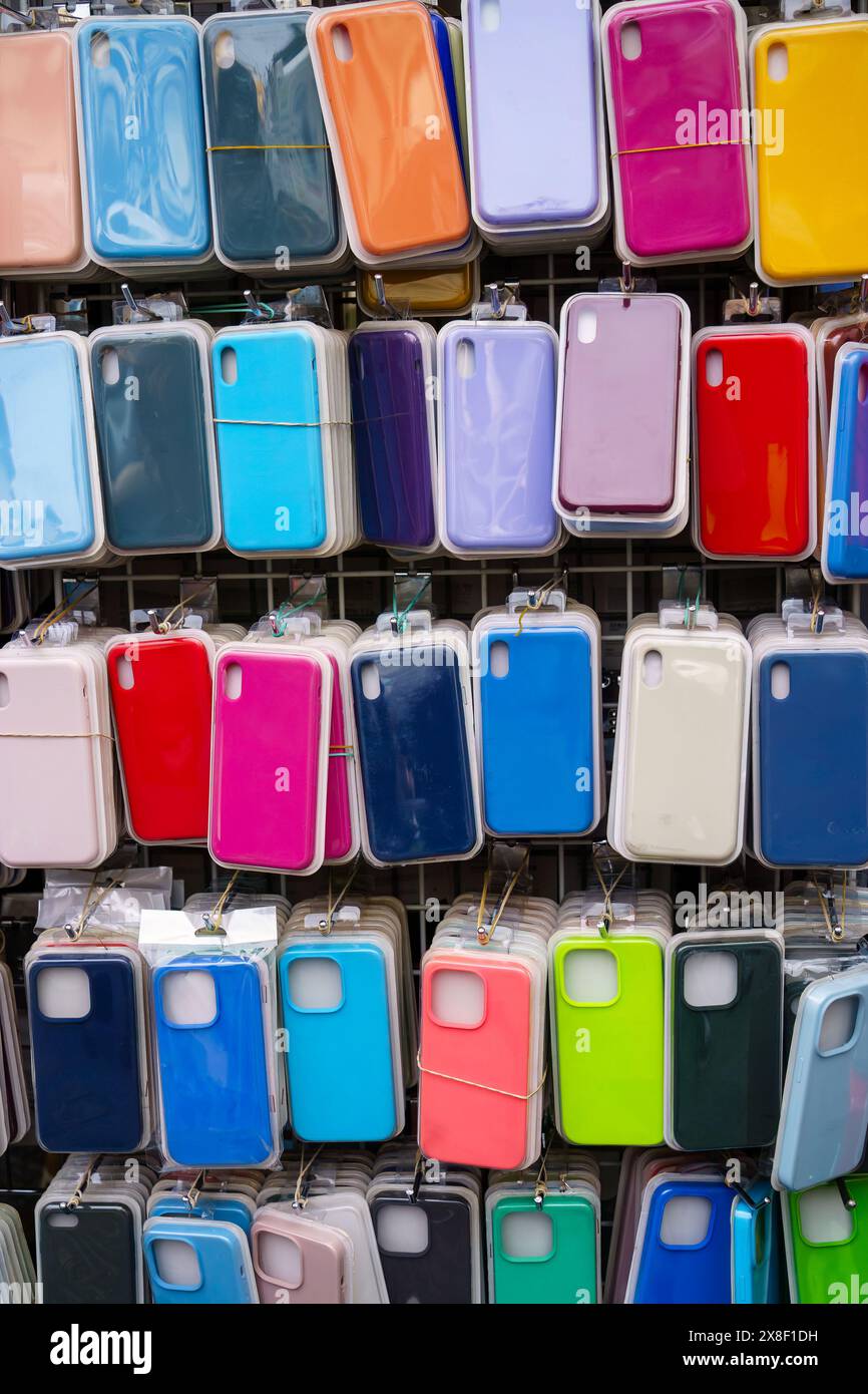 Étuis en silicone pour téléphones mobiles vendus dans un marché de rue, gros plan Banque D'Images