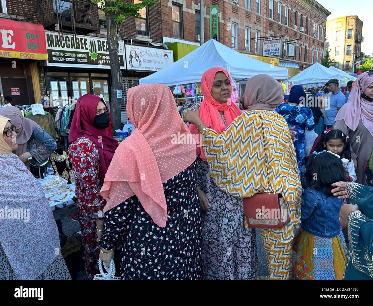 Les gens font du shopping et socialisent à la foire de rue bangladaise dans le quartier de Kensington à Brooklyn, New York Banque D'Images