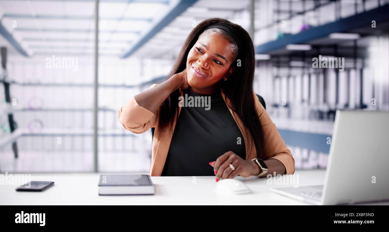 Chaise ergonomique et posture derrière l'ordinateur de la station de travail. Douleur à l'épaule Banque D'Images