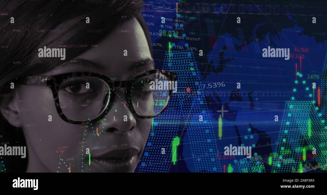 Femme afro-américaine portant des lunettes, examinant les données numériques Banque D'Images