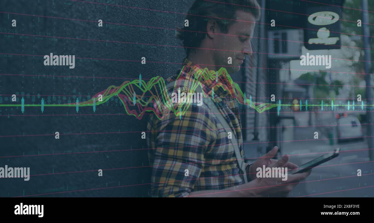 Collègue d'affaires caucasien tenant la tablette, analysant les données à l'écran Banque D'Images