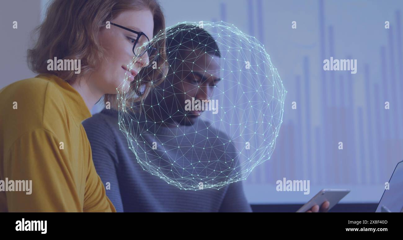 Image du globe du réseau de connexions sur la femme caucasienne à l'aide d'un ordinateur portable au bureau Banque D'Images