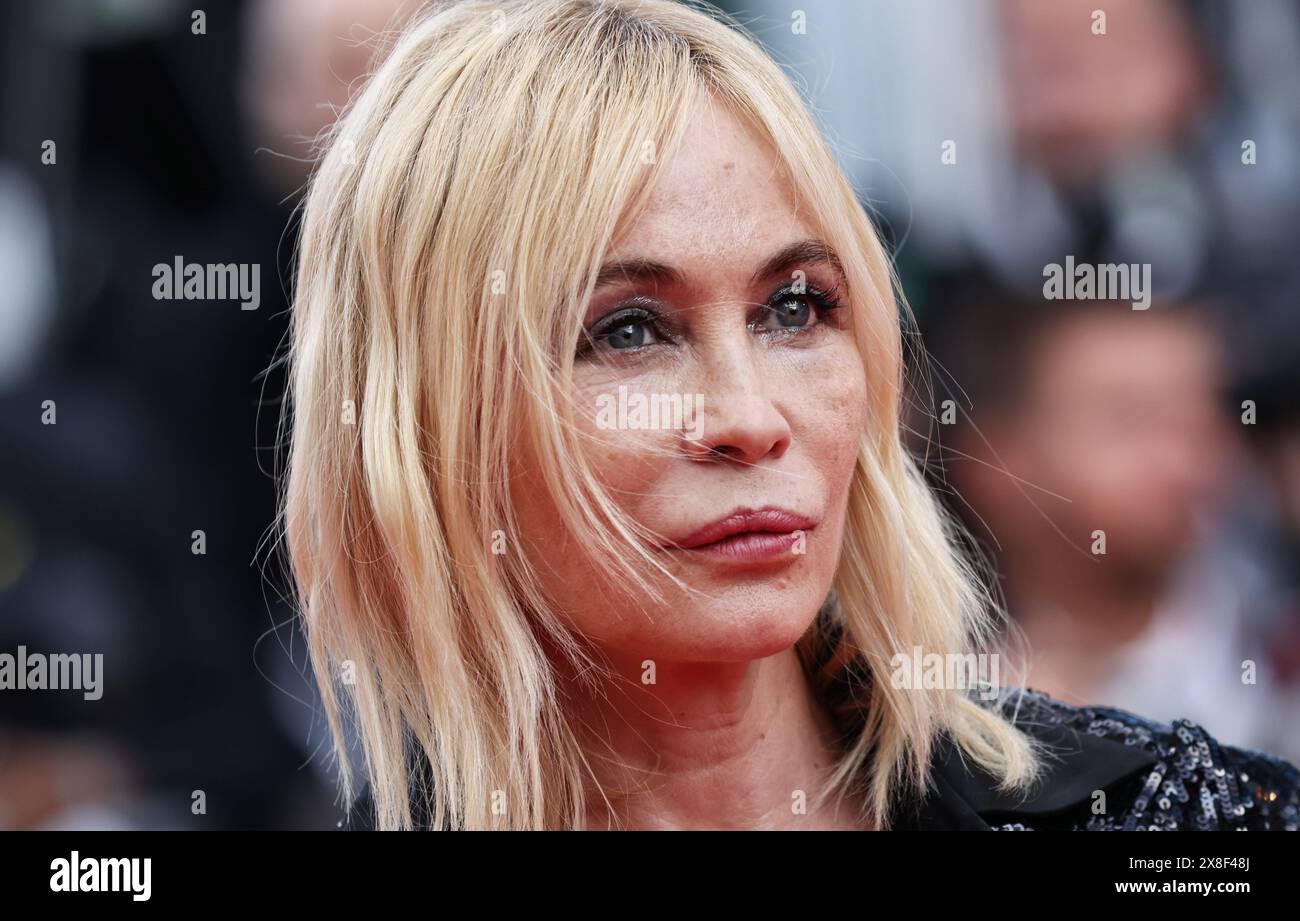 Cannes, France. 24 mai 2024. Emmanuelle Beart, actrice, réalisatrice, productrice et présidente du jury de la Camera d'Or arrive pour la projection du film "la plus ancienne des marchandises" au 77ème Festival de Cannes, dans le sud de la France, le 24 mai 2024. Crédit : Gao Jing/Xinhua/Alamy Live News Banque D'Images