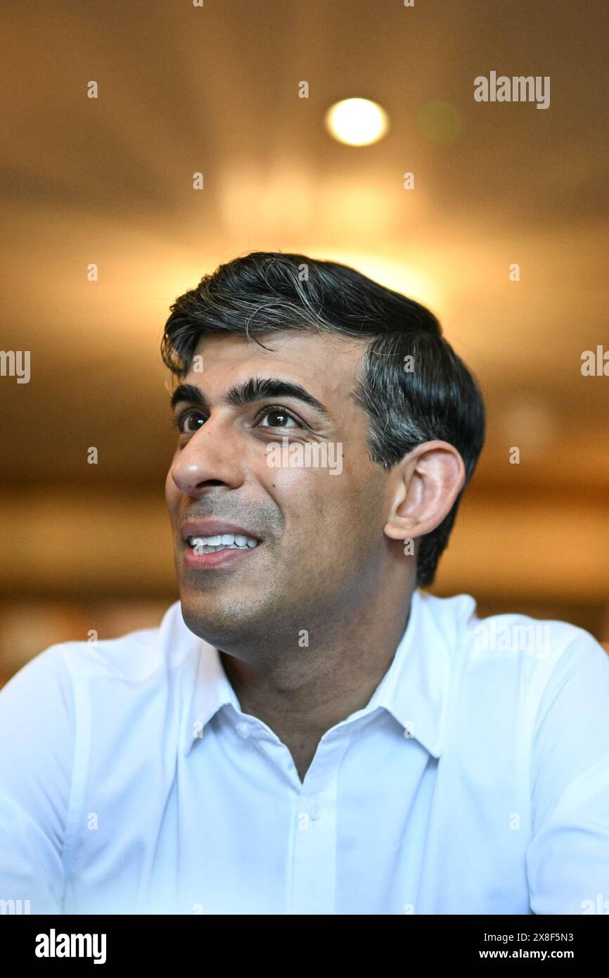 Le premier ministre Rishi Sunak dans sa circonscription de Northallerton, dans le Yorkshire du Nord, rencontrant des vétérans lors d’un petit déjeuner communautaire, alors qu’il était sur la piste de la campagne électorale générale. Date de la photo : samedi 25 mai 2024. Banque D'Images