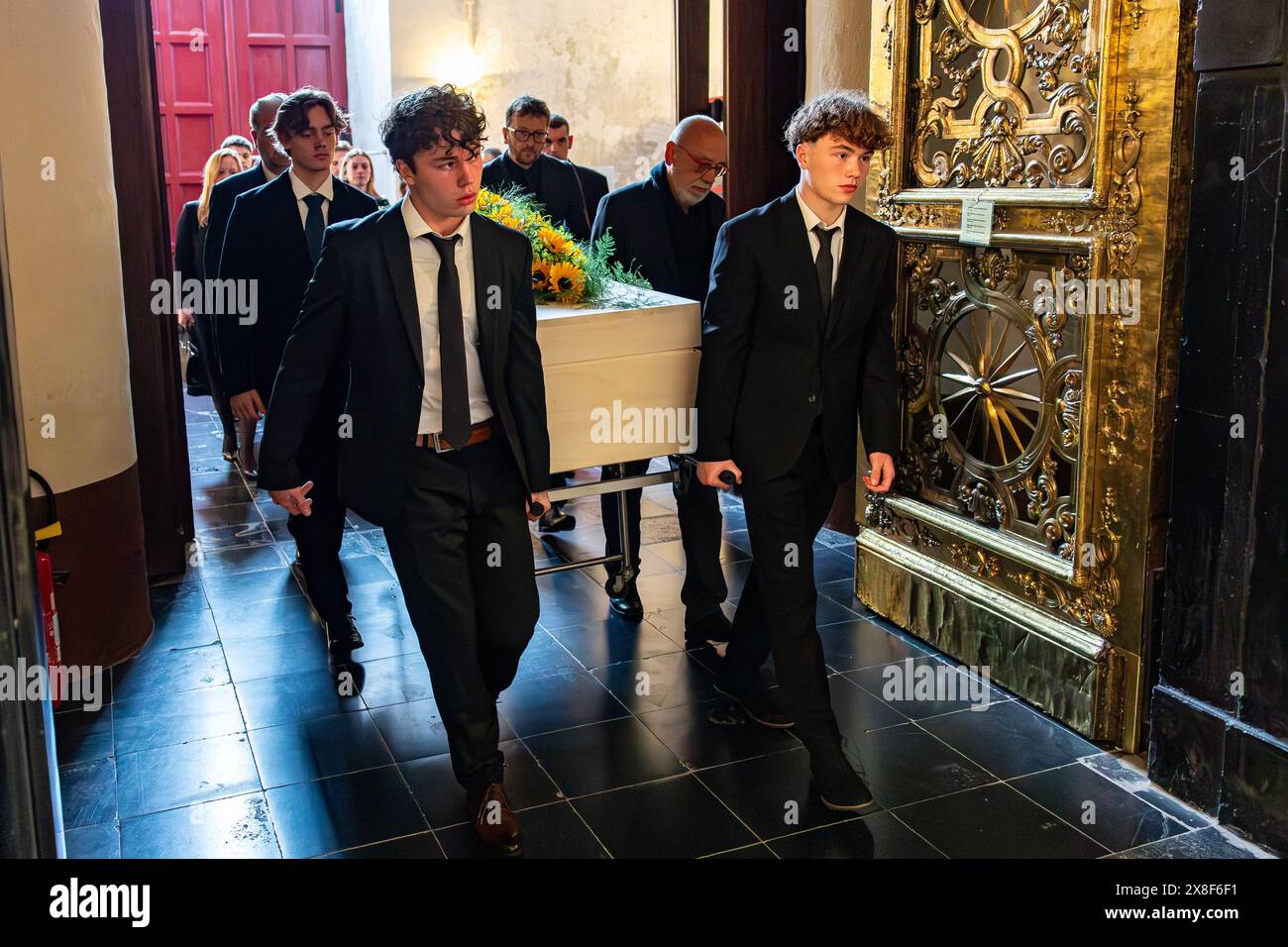 Bruges, Belgique. 25 mai 2024. La Secrétaire générale du Département du bien-être, de la santé publique et de la famille Karine Moykens ancien maire de Bruges Patrick Moenaert porte le cercueil lors de la cérémonie funèbre de l'ancien maire de Bruges Patrick Moenaert, samedi 25 mai 2024, à la cathédrale Sint-Salvators, à Bruges. BELGA PHOTO KURT DESPLENTER crédit : Belga News Agency/Alamy Live News Banque D'Images