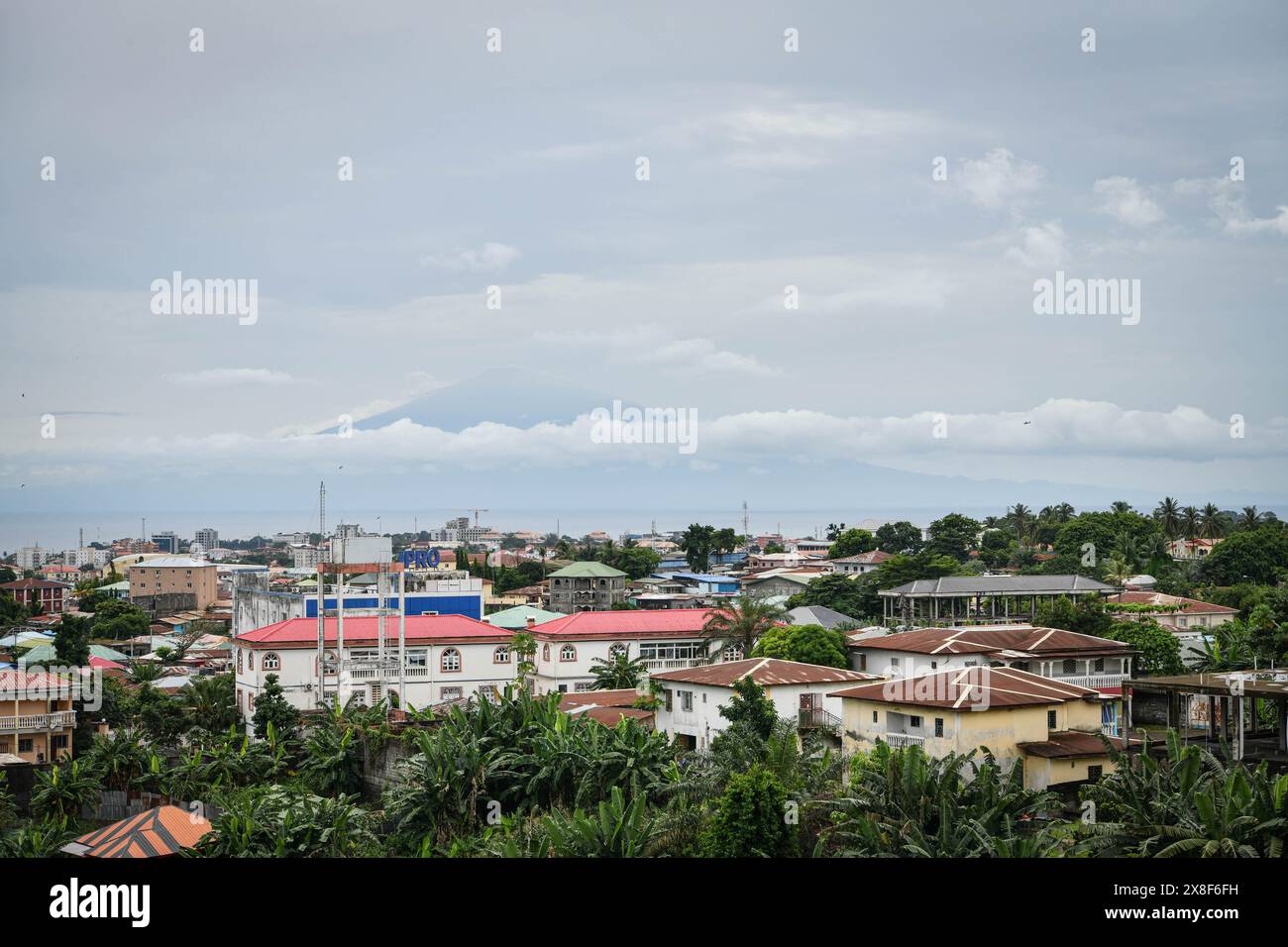 Malabo. 18 mai 2024. Cette photo prise le 18 mai 2024 montre une vue à Malabo, Guinée équatoriale. Malabo est situé dans la partie nord de l'île de Bioko. La ville est le centre politique, commercial, financier et culturel de la Guinée équatoriale. C'est également une plaque tournante majeure de l'aviation et un port maritime important du pays. Crédit : Han Xu/Xinhua/Alamy Live News Banque D'Images