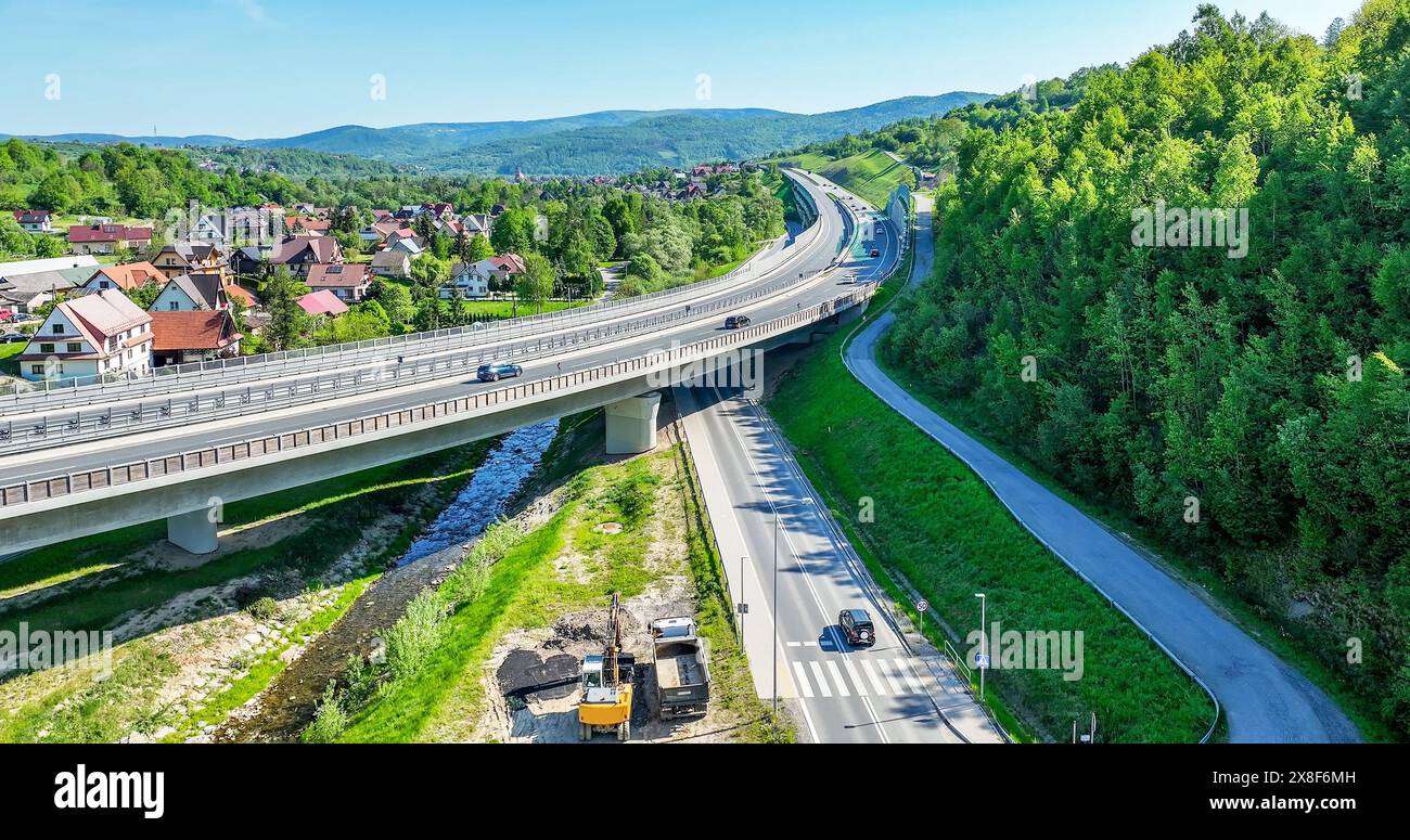 Nouvelle autoroute multivoie surélevée et virage sur l'ancienne route de Zakopianka dans le village de Lubien en Pologne, cette autoroute fait le voyage à Zakopane, région de Podhale A. Banque D'Images