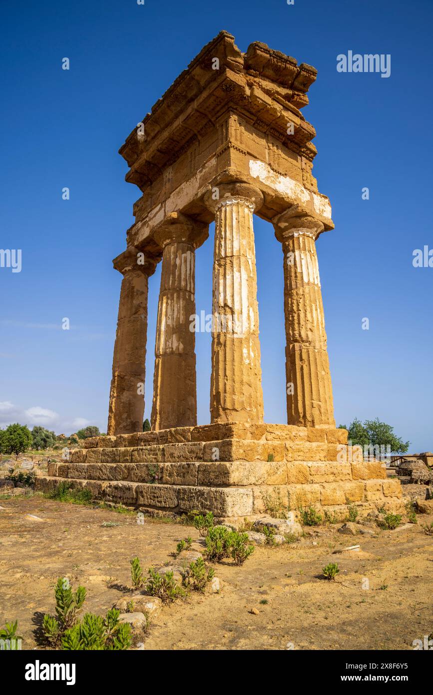 Le temple grec de Castor et Pollux, Vallée des temples, Agrigente, Sicile Banque D'Images