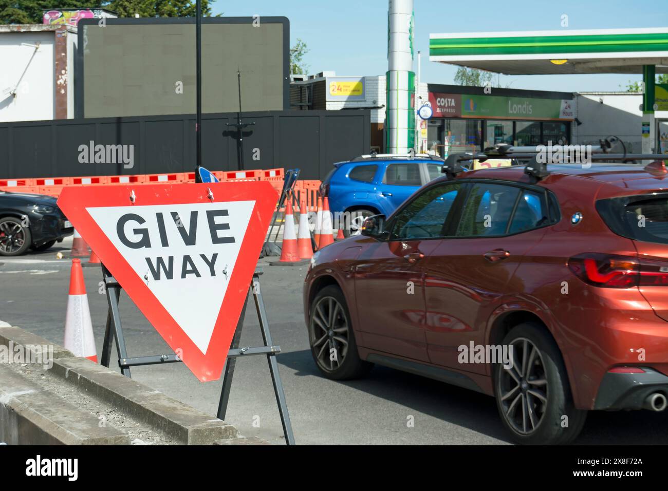 une voiture passe un panneau de passage entre les cônes et les barrières pendant les travaux au rond-point du cirque manoir à north sheen, sud-ouest de londres, angleterre, Banque D'Images