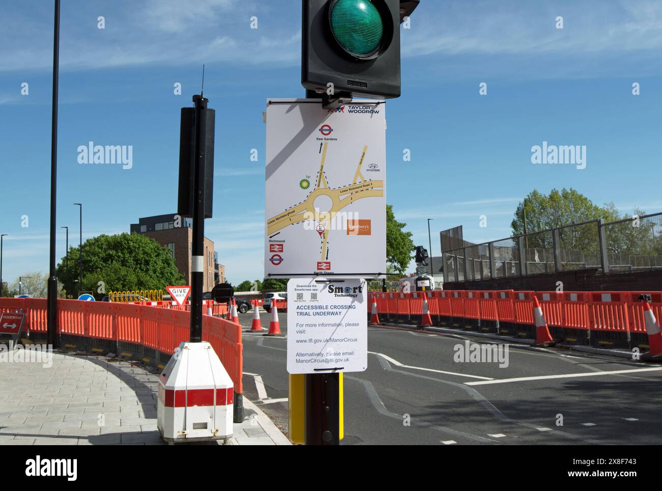 panneaux routiers temporaires décrivant les changements au rond-point manor circus et l'essai d'un passage intelligent, dans north sheen, sud-ouest de londres, angleterre Banque D'Images