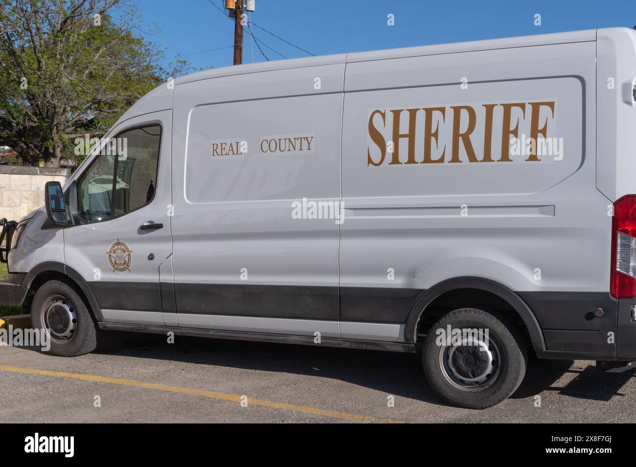 White Real County Sheriff's Van dans un parking, McAllen, comté de Hidalgo, Texas, États-Unis. Banque D'Images