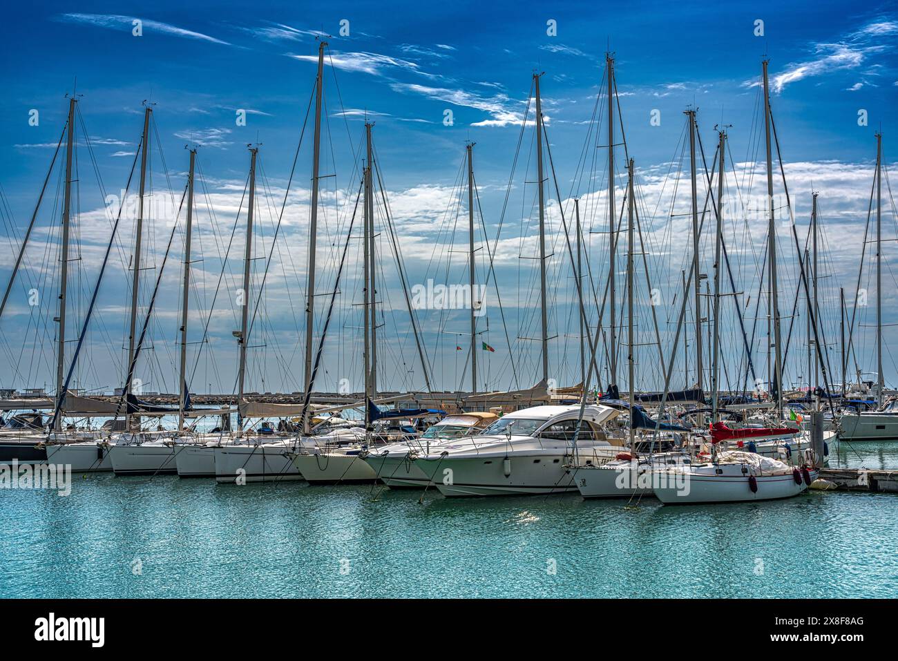 Le port touristique de Giulianova avec des voiliers amarrés. La ville de Giulianova sur les collines. Giulianova, province de Teramo, Abruzzes, Italie, Europe Banque D'Images