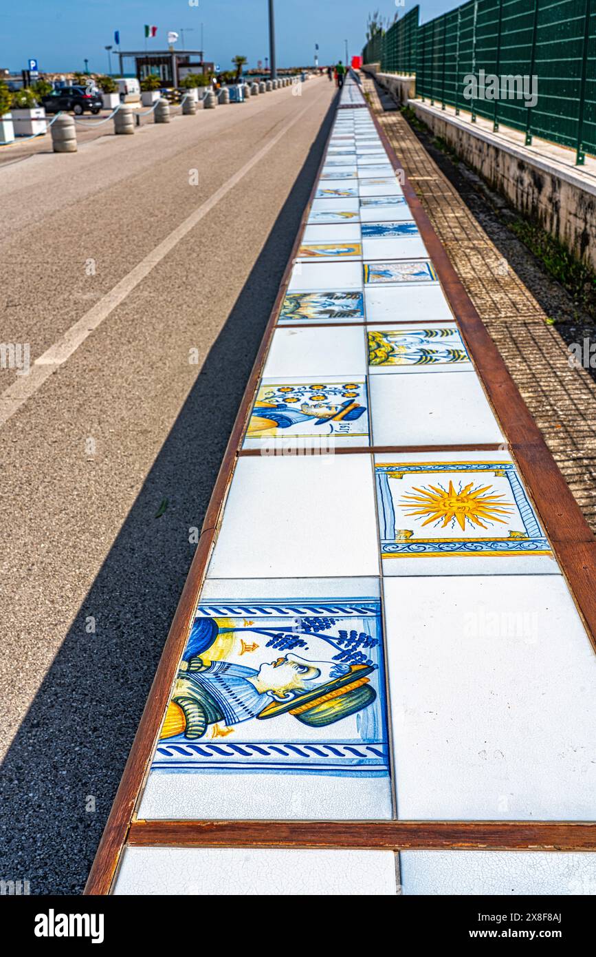 La promenade de la jetée sud du port de Giulianova a été décorée de tuiles faites par les céramistes Castelli. Giulianova, Abruzzes Banque D'Images