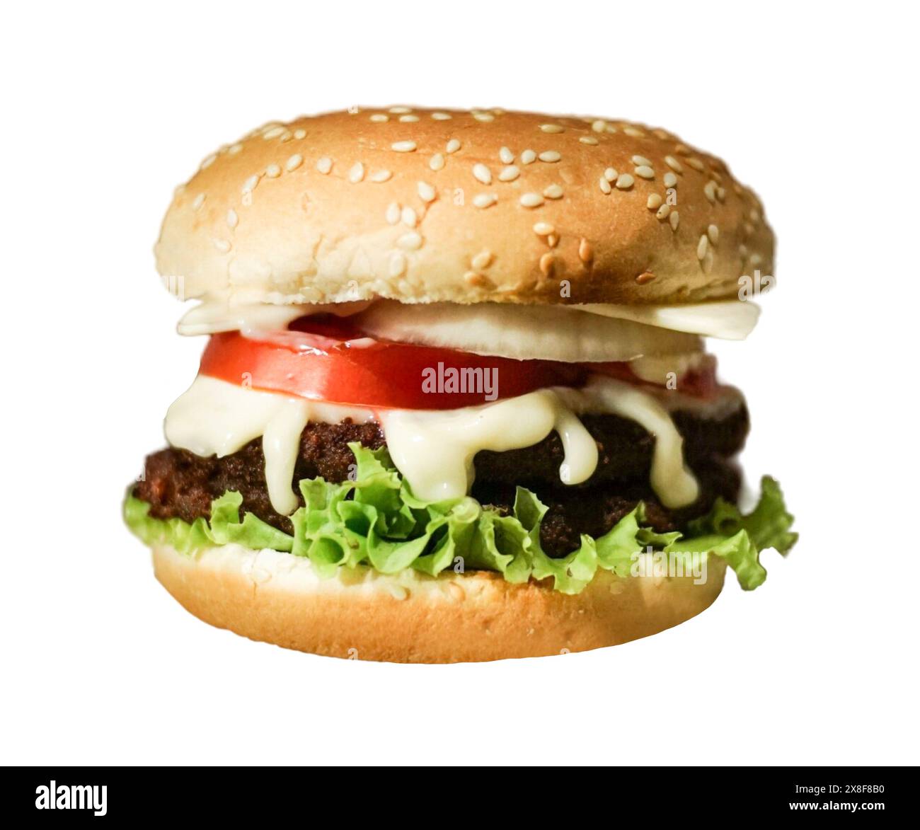 Hamburger frais savoureux Cheeseburger classique avec patty de bœuf, cornichons. fromage, tomate.oignon. laitue et moutarde ketchup isolés sur fond blanc. Banque D'Images