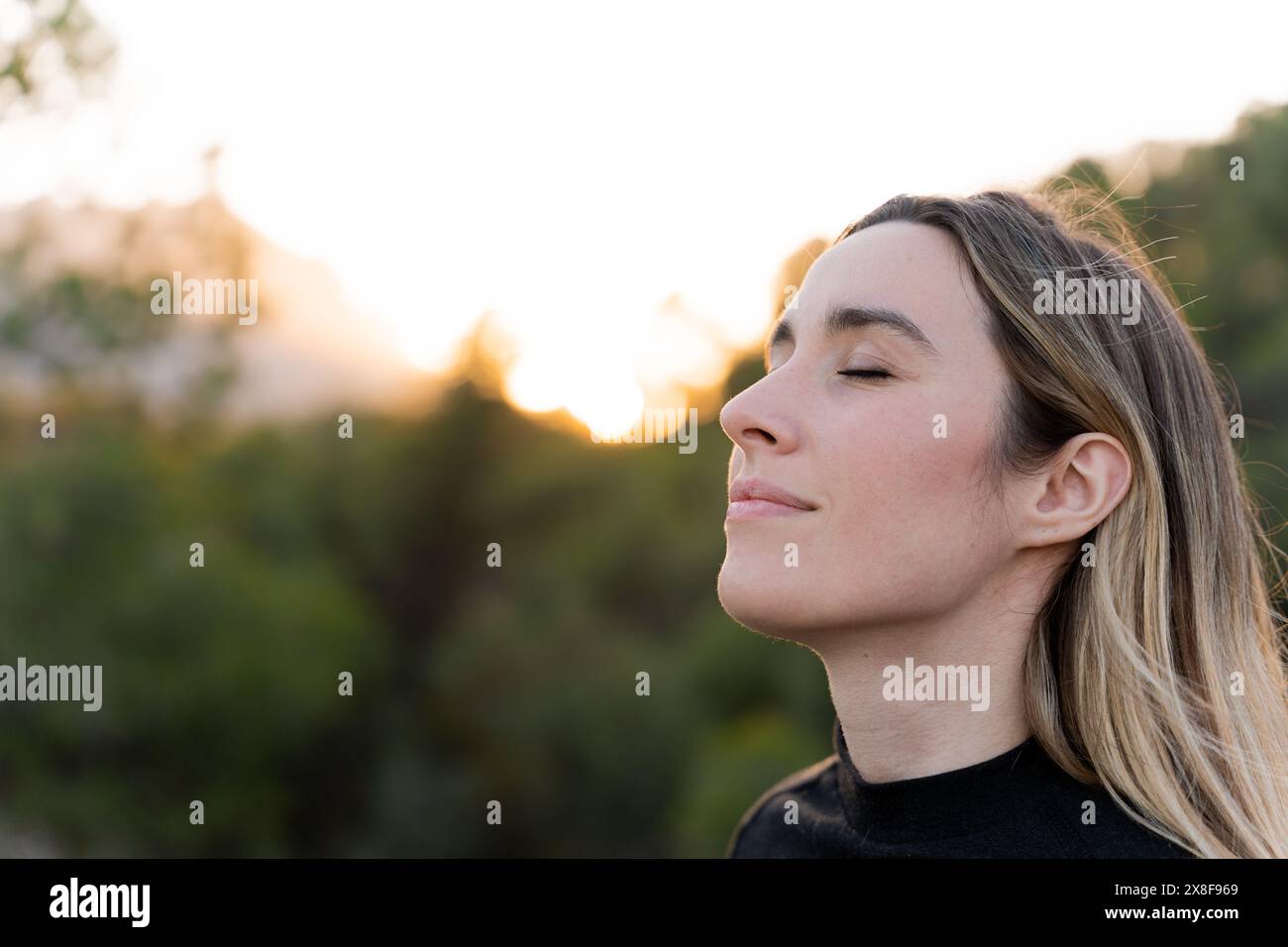 Gros plan portrait d'une femme respirant de l'air frais. Paix intérieure Banque D'Images