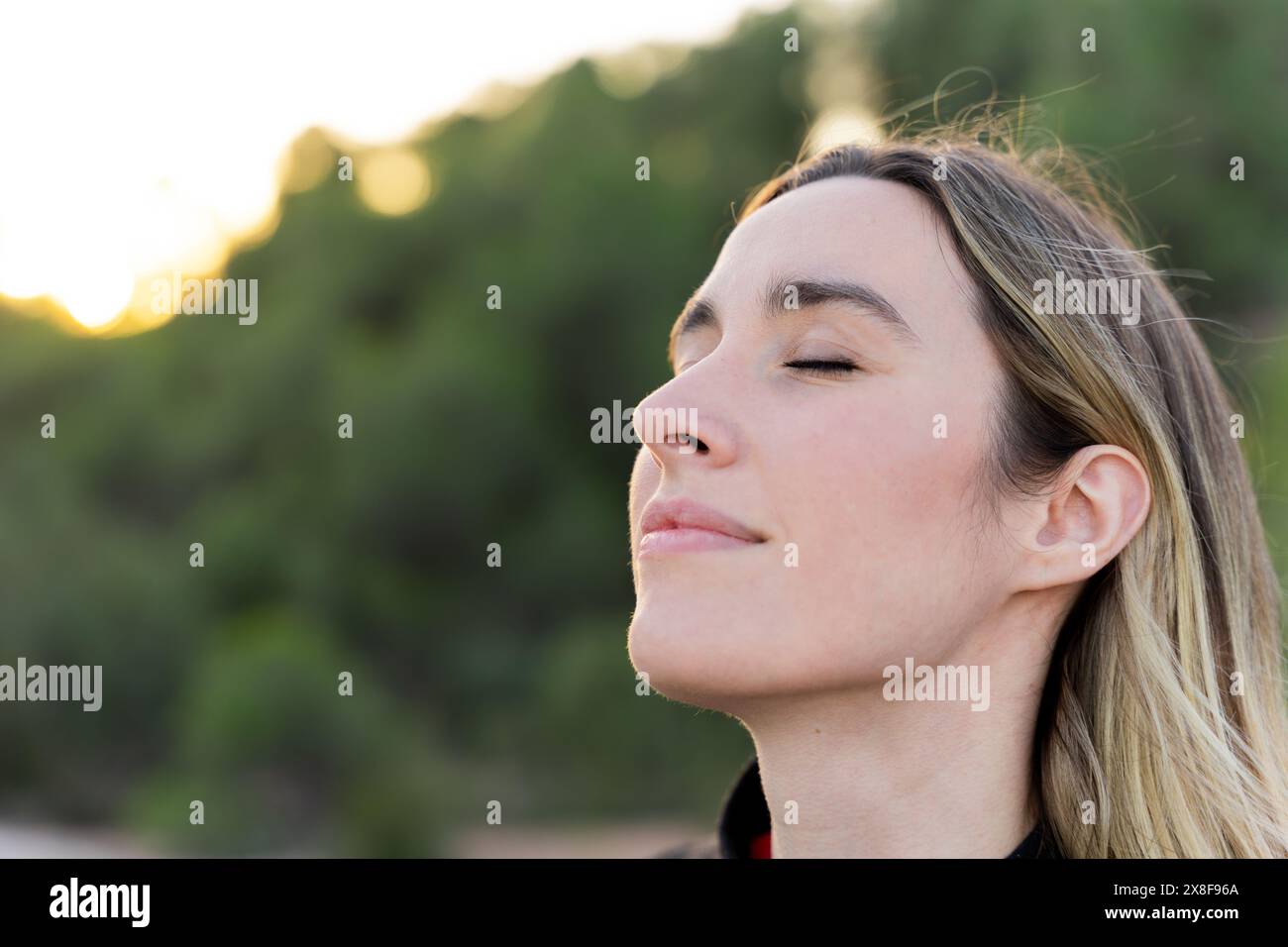 Gros plan portrait d'une femme respirant de l'air frais. Paix intérieure Banque D'Images