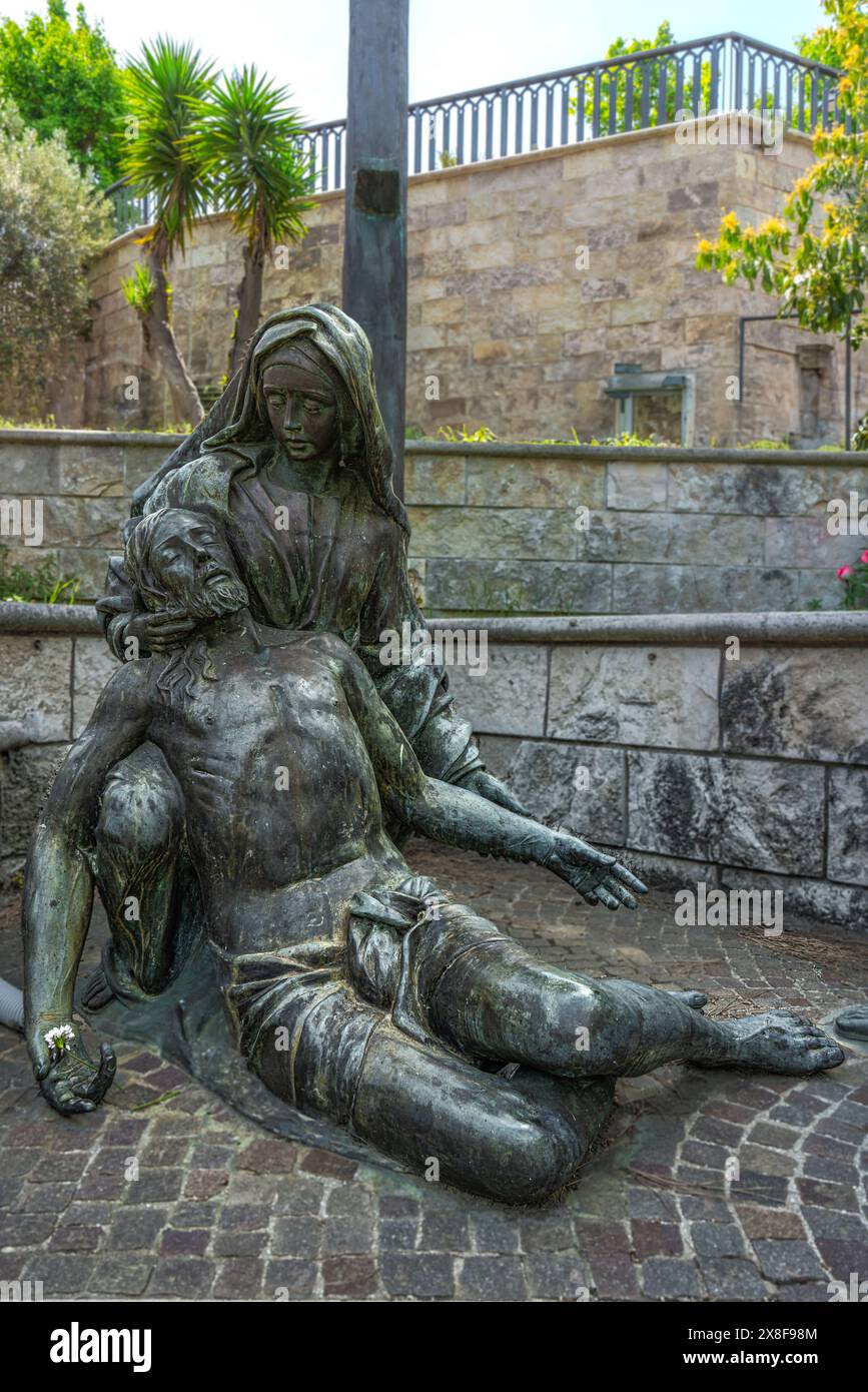 Les épisodes de la calarion du Christ sont racontés avec des sculptures en bronze le long de la via crucis minumentale du Sanctuaire de la Madonna dello Splendore. Banque D'Images