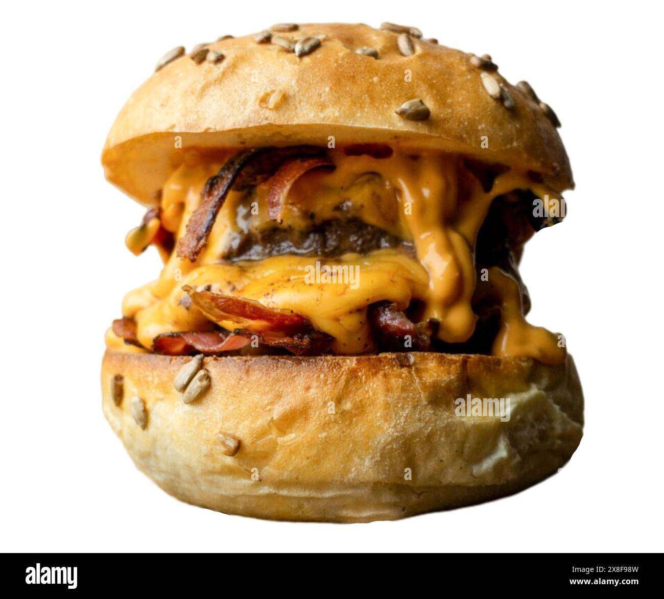 Hamburger au fromage Wagyu et bacon. Cheeseburger classique avec patty de bœuf, cornichons. fromage, tomate.oignon. laitue et moutarde ketchup isolés sur dos blanc Banque D'Images