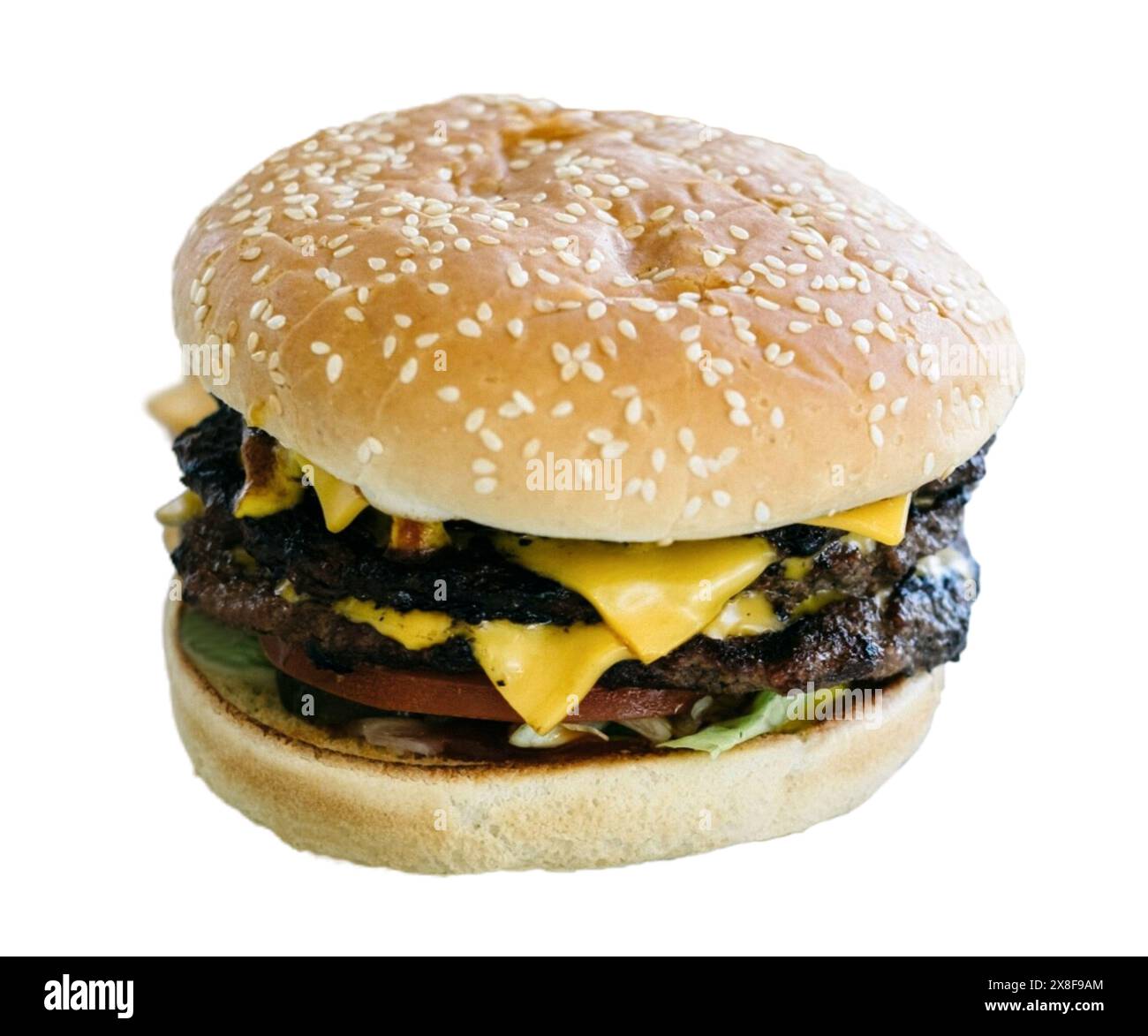 Hamburger au fromage Wagyu et bacon. Cheeseburger classique avec patty de bœuf, cornichons. fromage, tomate.oignon. laitue et moutarde ketchup isolés sur dos blanc Banque D'Images