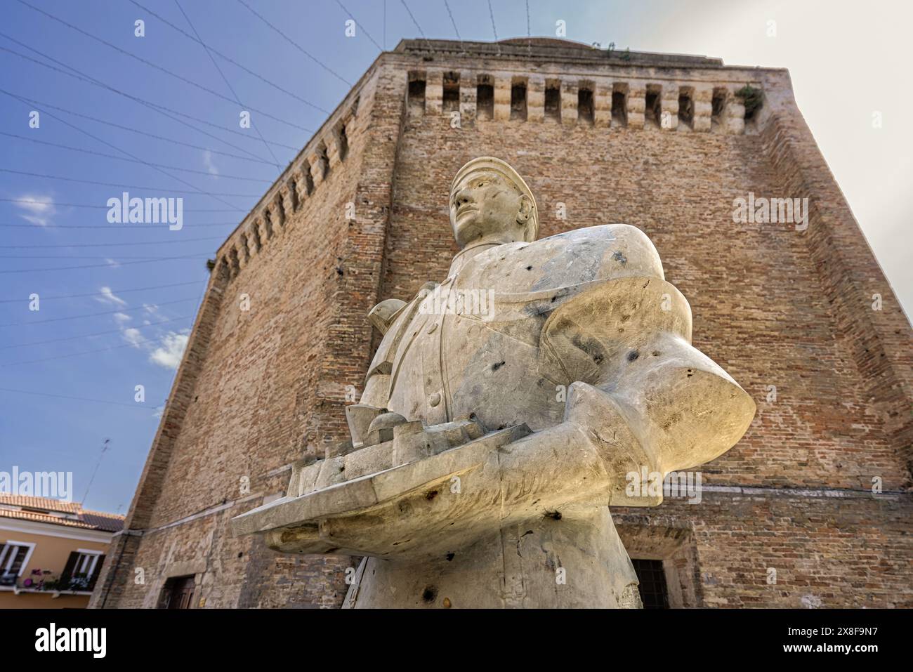 Monument à Giulio Antonio Acquaviva d'Aragon, fondateur de Giulianova, derrière la cathédrale de San Flaviano. Giulianova, province de Teramo, Abruzzes Banque D'Images