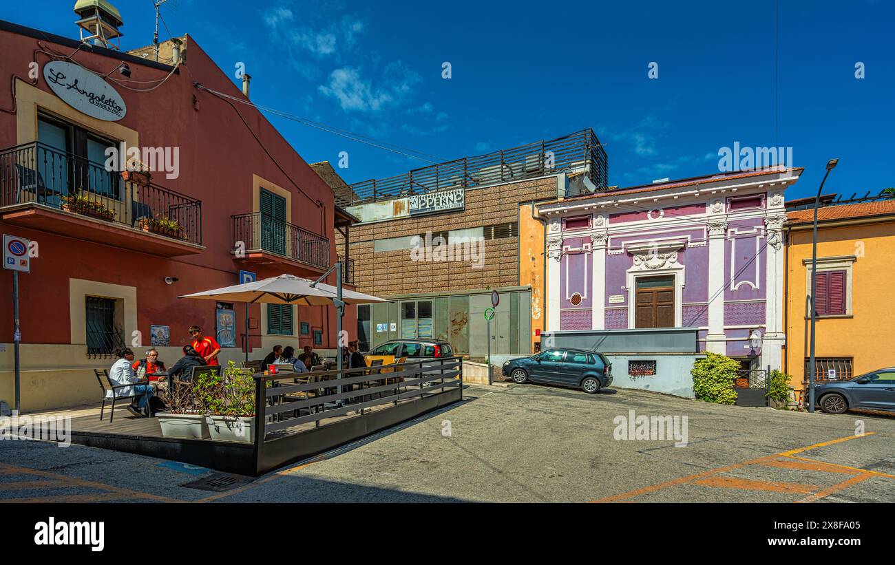 Les façades colorées des maisons entourant Piazza Bruno Buozzi avec la salle municipale qui lui est dédiée. Giulianova, Abruzzes, italie Banque D'Images