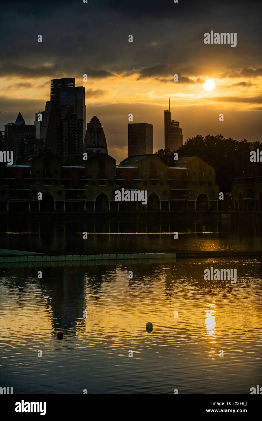 Londres, Royaume-Uni. 24 mai 2024. Le soleil se couche sur Shadwell Basin, la City de Londres et Maynards Quay - coucher de soleil le temps chaud de l'été ajoute du drame à la vue sur la ville depuis les Docklands, Londres. Crédit : Guy Bell/Alamy Live News Banque D'Images