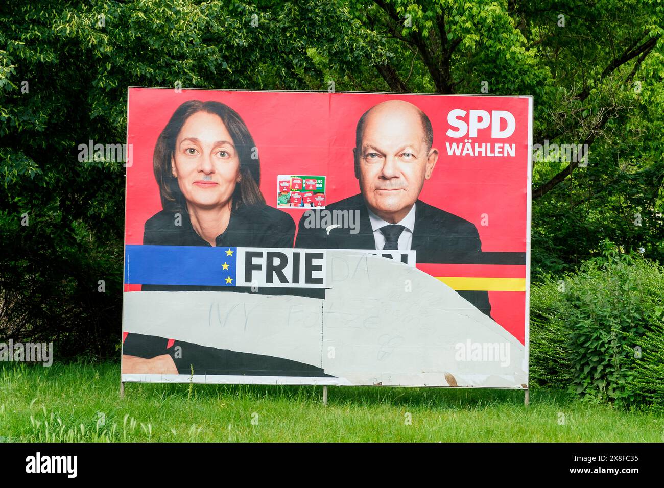 Affiche électorale du SPD endommagée avec un portrait d'Olaf Scholz et Katarina Barley pour les élections européennes du 9 juin 2024 à Cologne Banque D'Images