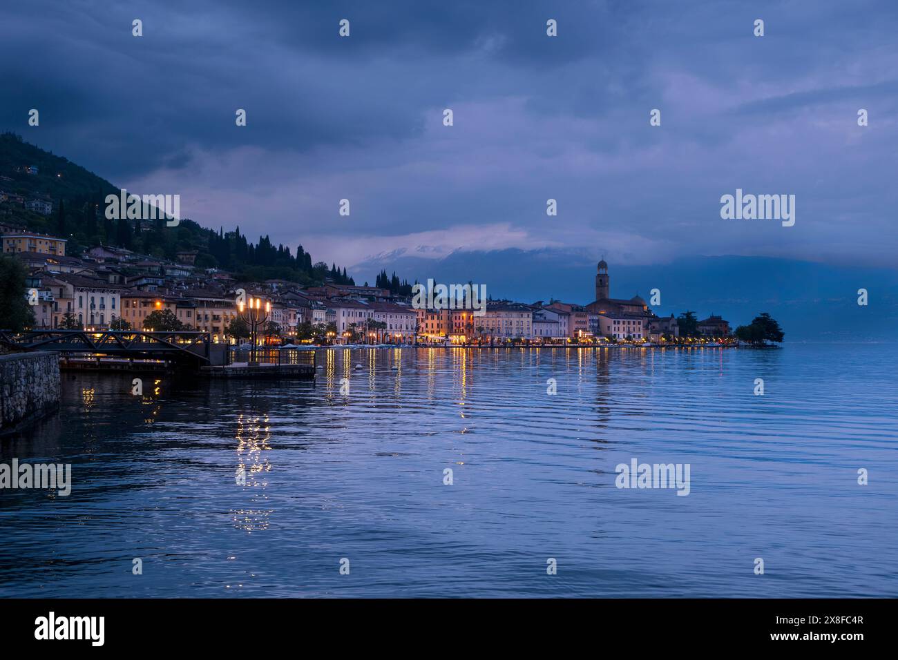 Vue de Salo sur le lac de Garde au crépuscule Banque D'Images